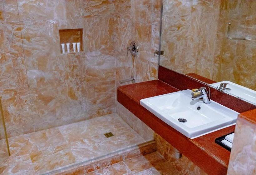 سوییت جونیور, Crown Regency Beach Resort