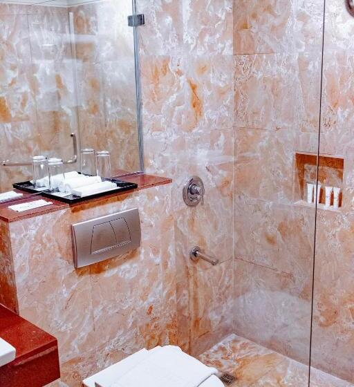 سوییت جونیور, Crown Regency Beach Resort