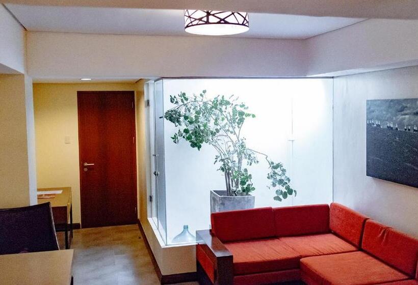 سوییت جونیور, Crown Regency Beach Resort