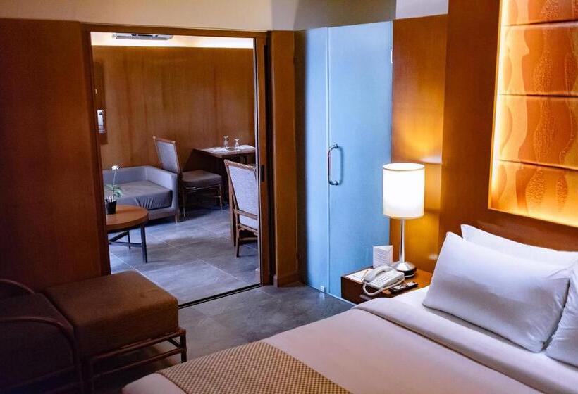 سوییت جونیور, Crown Regency Beach Resort
