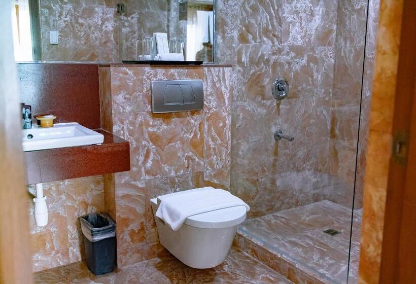 اتاق اجرایی, Crown Regency Beach Resort