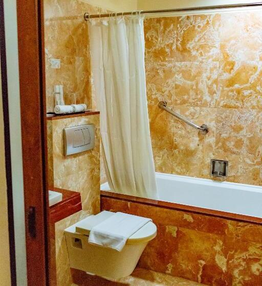 سوییت اجرایی, Crown Regency Beach Resort