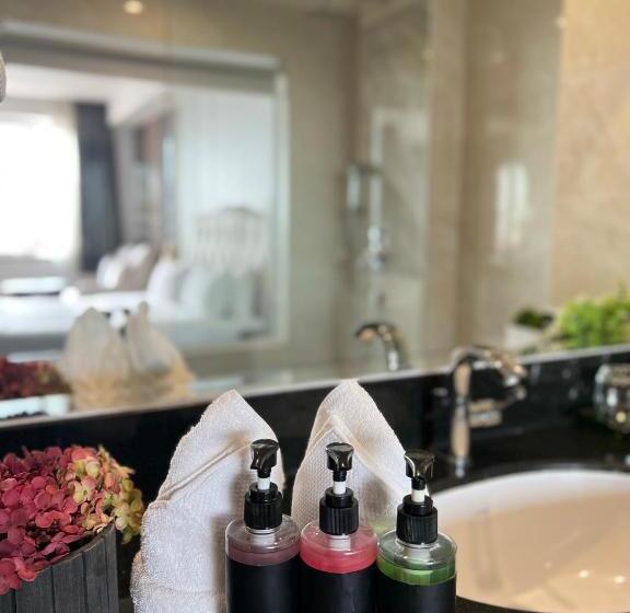 اتاق لوکس با بالکن, Harmony Phnom Penh