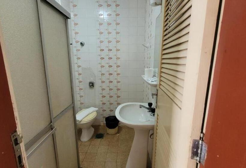 Economy Triple Room, Hotur