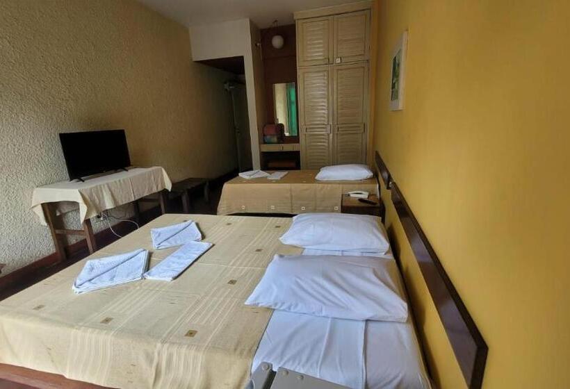 Economy Triple Room, Hotur
