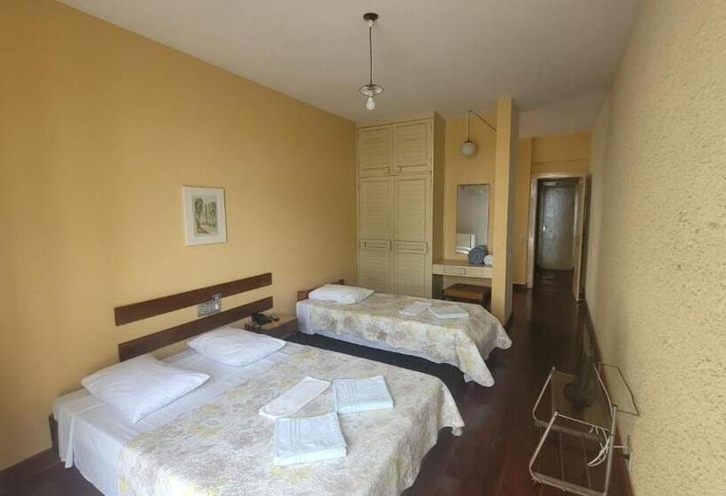 Economy Triple Room, Hotur
