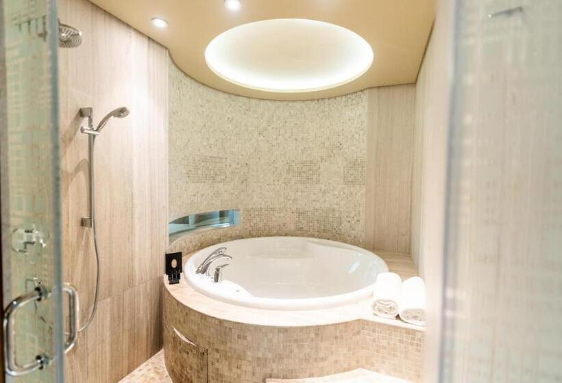سوئیت کلاب, The Art Hotel & Resort