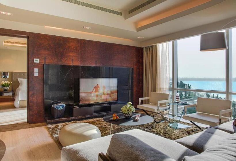 سوئیت کلاب, The Art Hotel & Resort