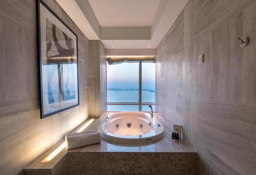 سوییت, The Art Hotel & Resort