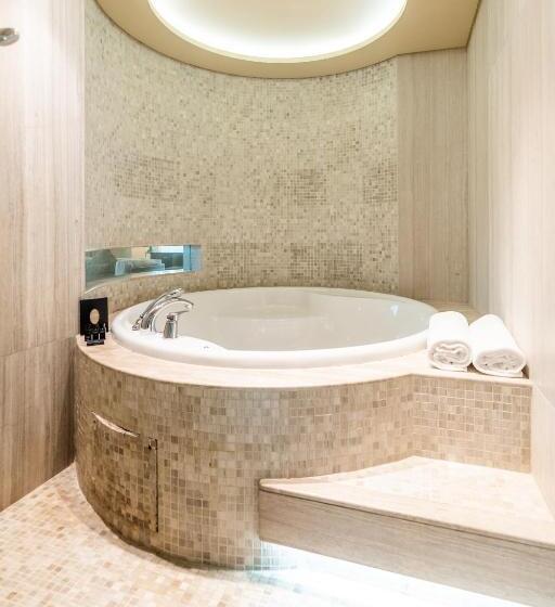 سوییت, The Art Hotel & Resort
