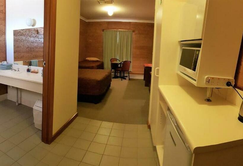 اتاق استاندارد, Mud Hut Motel