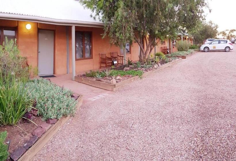 Habitación Familiar, Mud Hut Motel