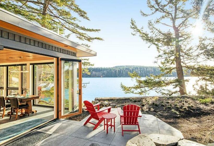 استودیوی استاندارد, Kingfisher Cove Hideaway