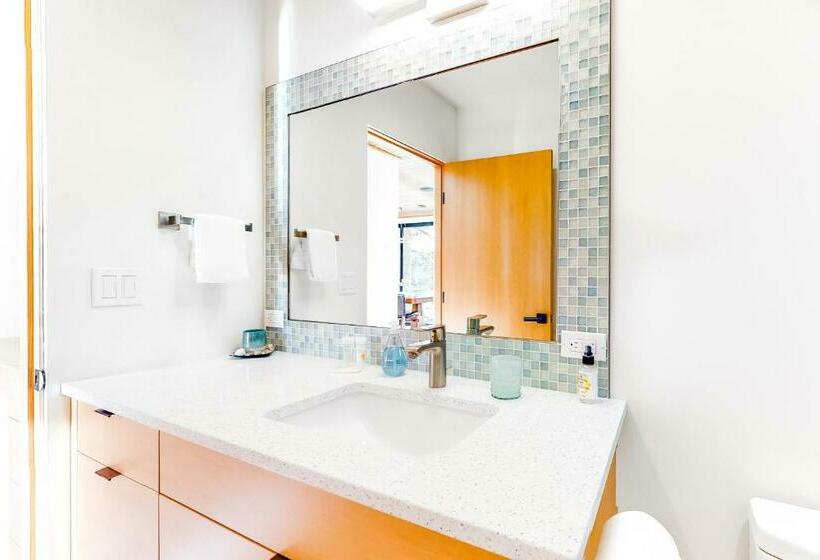 استودیوی استاندارد, Kingfisher Cove Hideaway