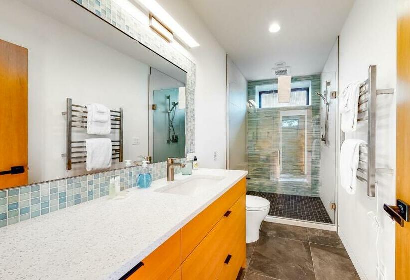 استودیوی استاندارد, Kingfisher Cove Hideaway