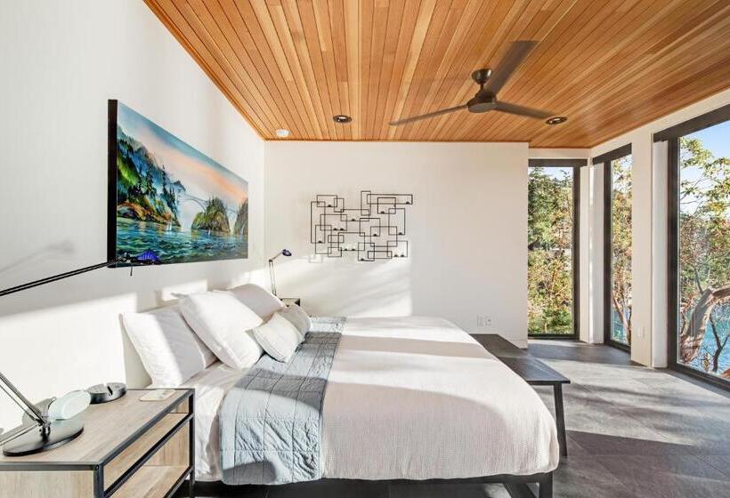 استودیوی استاندارد, Kingfisher Cove Hideaway
