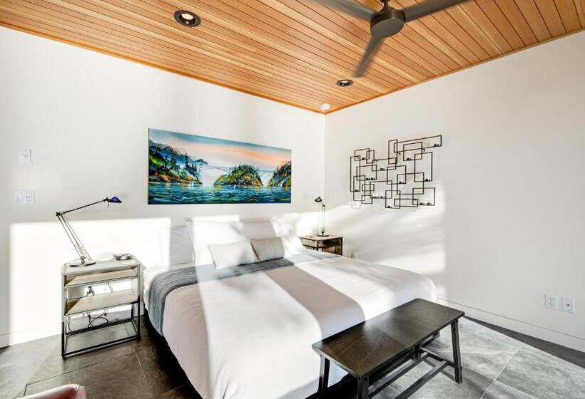 استودیوی استاندارد, Kingfisher Cove Hideaway
