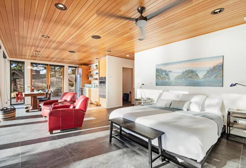 استودیوی استاندارد, Kingfisher Cove Hideaway