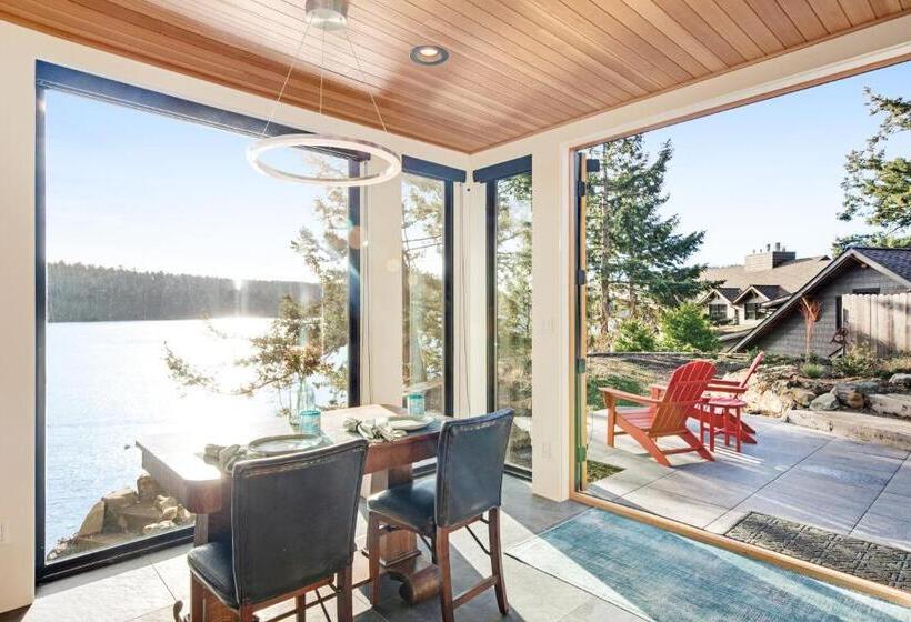 استودیوی استاندارد, Kingfisher Cove Hideaway