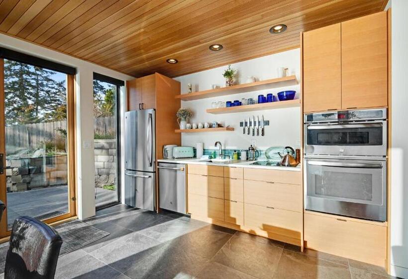 استودیوی استاندارد, Kingfisher Cove Hideaway