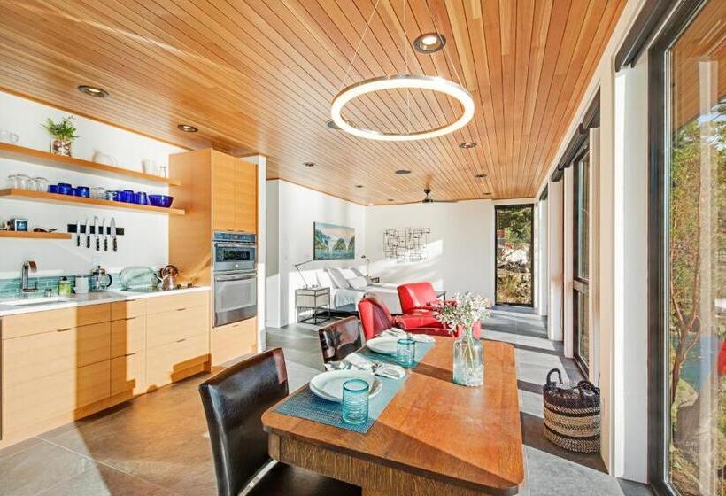 استودیوی استاندارد, Kingfisher Cove Hideaway