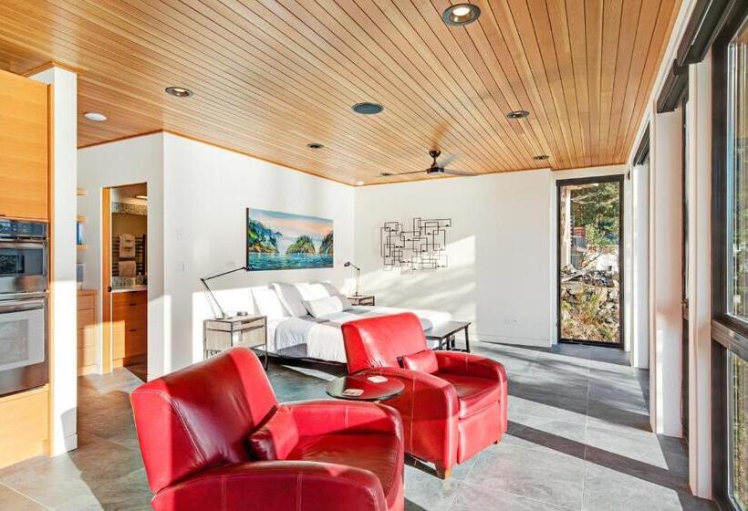 استودیوی استاندارد, Kingfisher Cove Hideaway