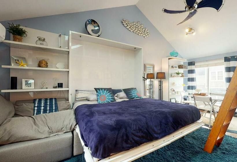 استودیوی استاندارد, Provincetown Waterfront Studio
