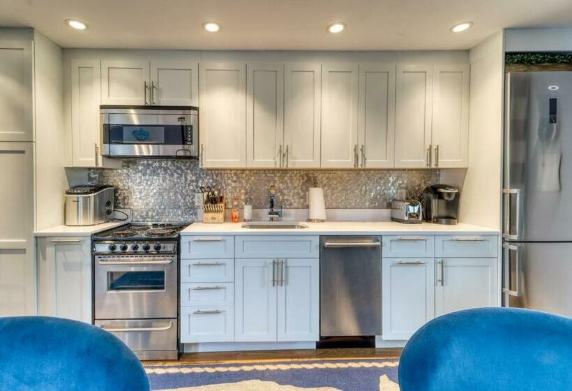 استودیوی استاندارد, Provincetown Waterfront Studio