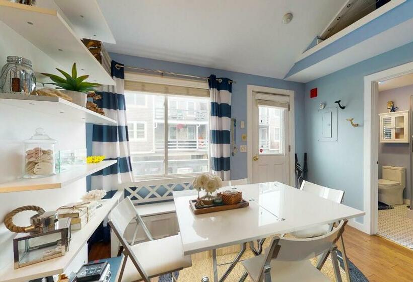 استودیوی استاندارد, Provincetown Waterfront Studio
