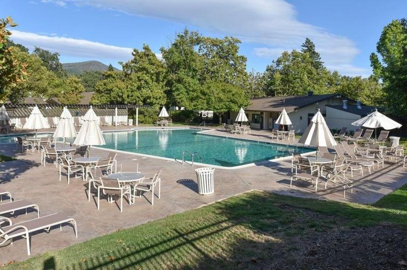 استودیوی استاندارد, 657 Cottages At Silverado Residence