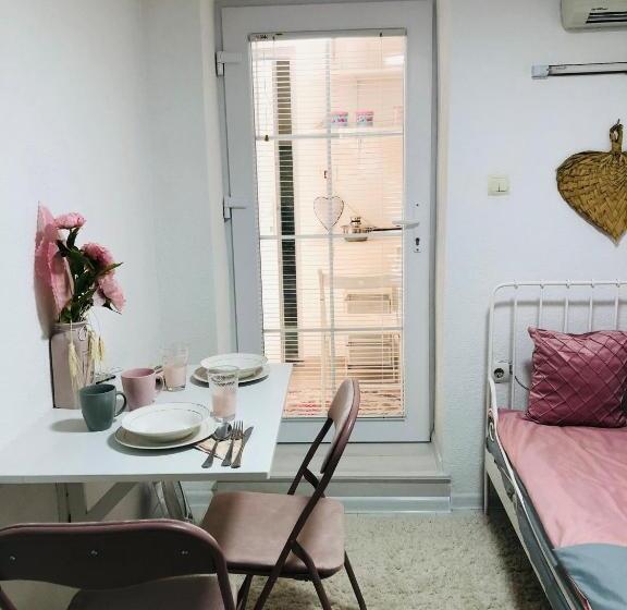 اتاق استاندارد, Apartman Indira