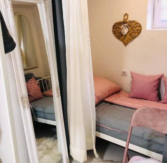 اتاق استاندارد, Apartman Indira