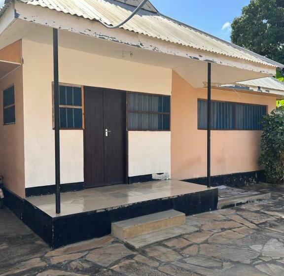 اتاق استاندارد یک نفره, Private Master Bedrooms With Wi Fi Internet In Tanga Town