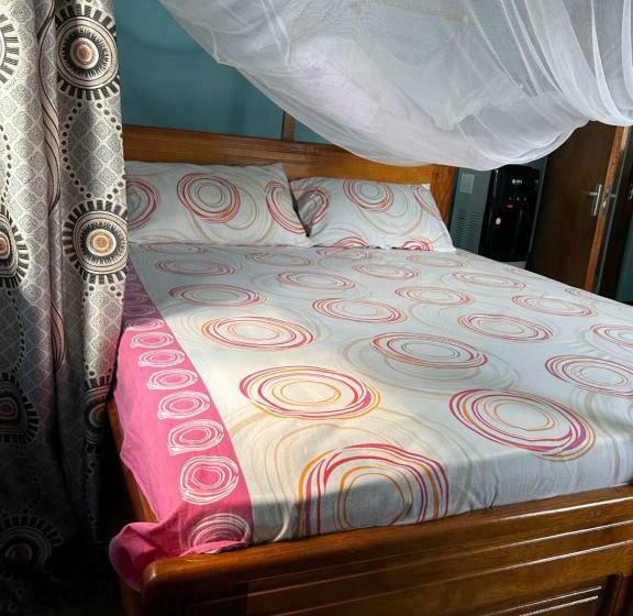 اتاق استاندارد یک نفره, Private Master Bedrooms With Wi Fi Internet In Tanga Town