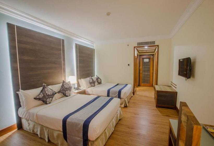 اتاق لوکس چهار تخته, Kingwood Hotel Sibu