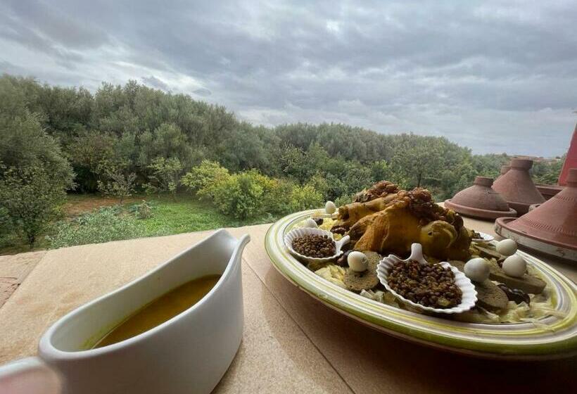 غرفة فردية  مطلة على حمام السباحة, Gite Boukhalfa
