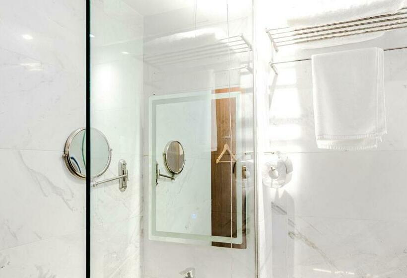 استودیوی استاندارد, D Nova Hotel Bugis