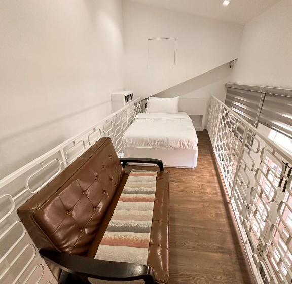 استودیوی استاندارد, D Nova Hotel Bugis