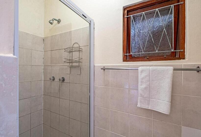 اتاق خانوادگی, 5 Third Avenue Guesthouse