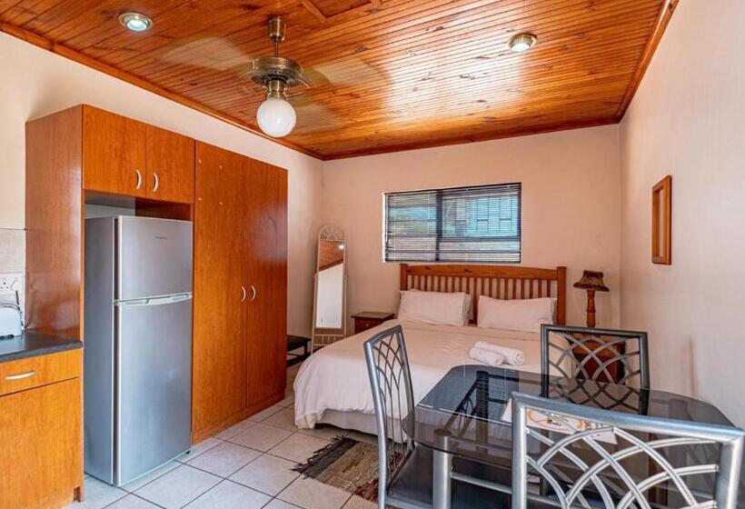 اتاق خانوادگی, 5 Third Avenue Guesthouse