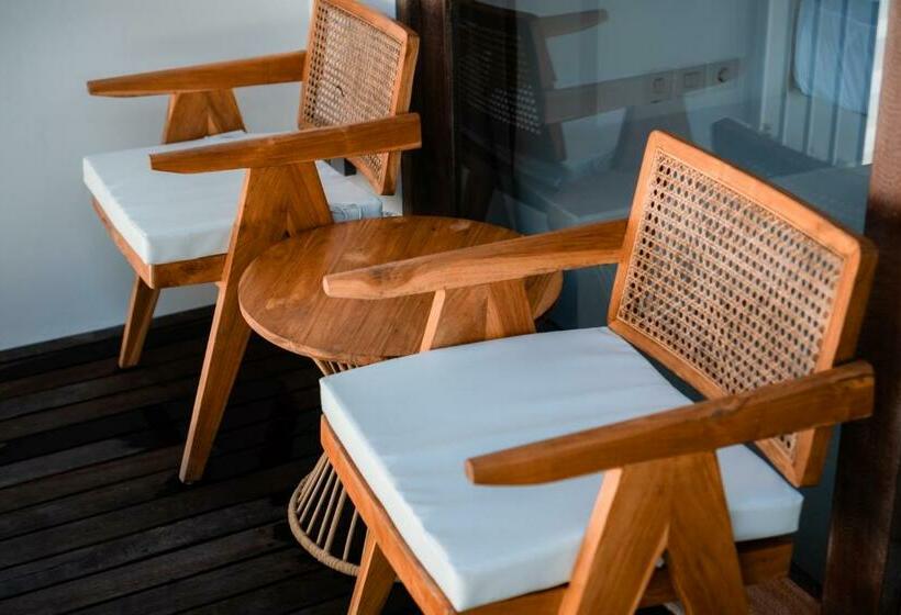 اتاق لوکس, Sanjula Uluwatu
