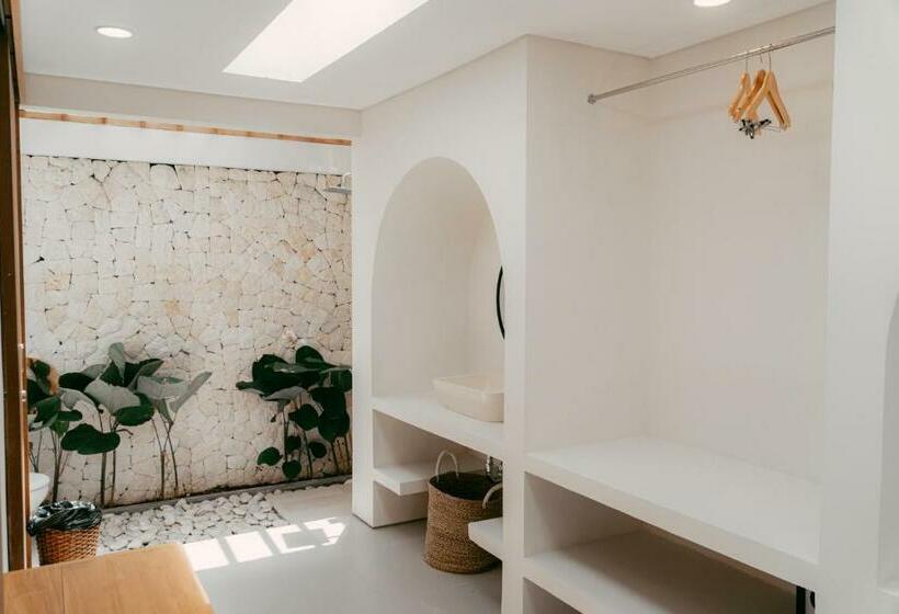اتاق لوکس, Sanjula Uluwatu