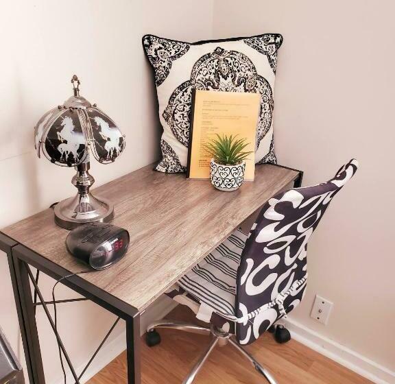 اتاق استاندارد, Room In Guest Room   Black White Rm By Yale U