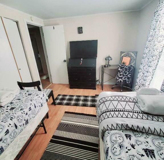 اتاق استاندارد, Room In Guest Room   Black White Rm By Yale U