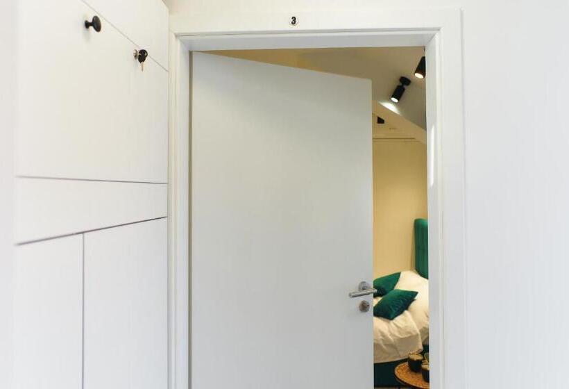 استودیوی استاندارد, Bella House Apartaments
