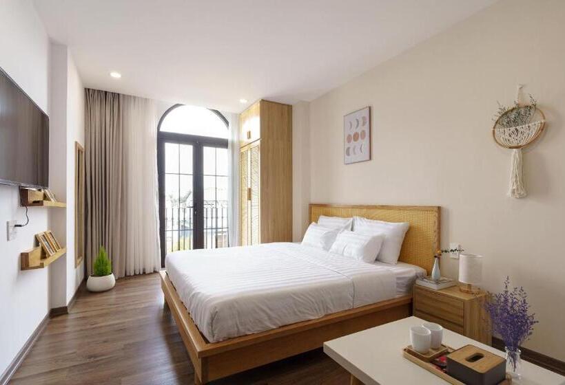 استودیوی لوکس, Lata Hotel & Apartments