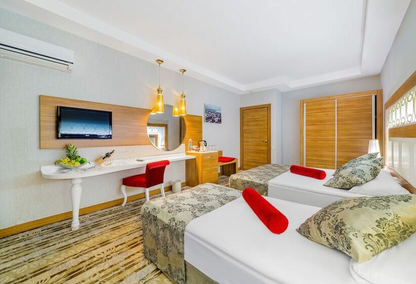 اتاق خانوادگی, Justiniano Deluxe Resort
