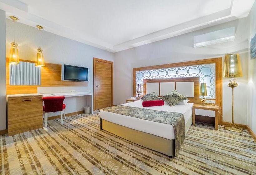 اتاق خانوادگی, Justiniano Deluxe Resort