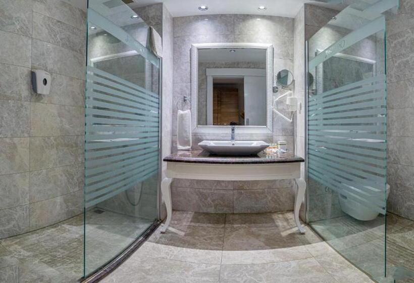 سوییت خانوادگی, Justiniano Deluxe Resort