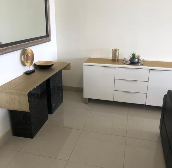 آپارتمان اقتصادی دو خوابه, Surfers Century Oceanside Apartments